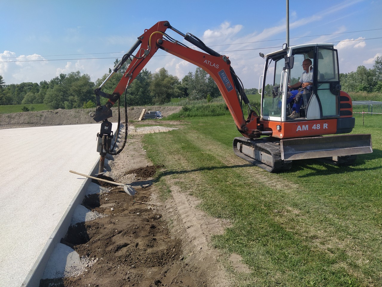 Műfüves futballpálya építése