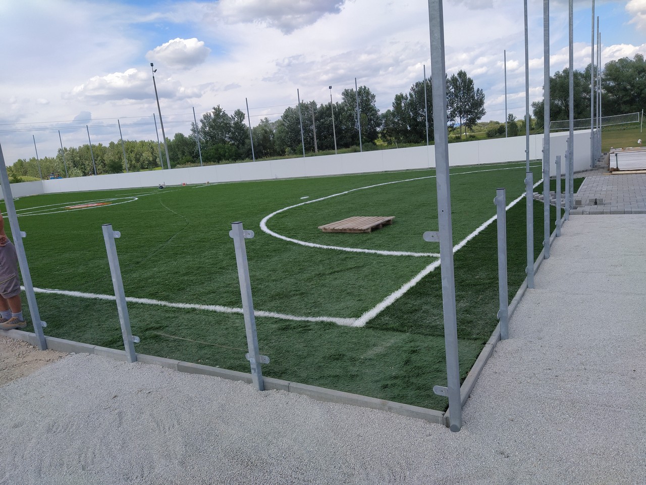 Műfüves futballpálya építése